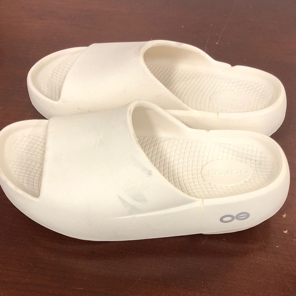 OOFOS Unisex White OOahh Slide Sandals Sz M5-W7 EU 38